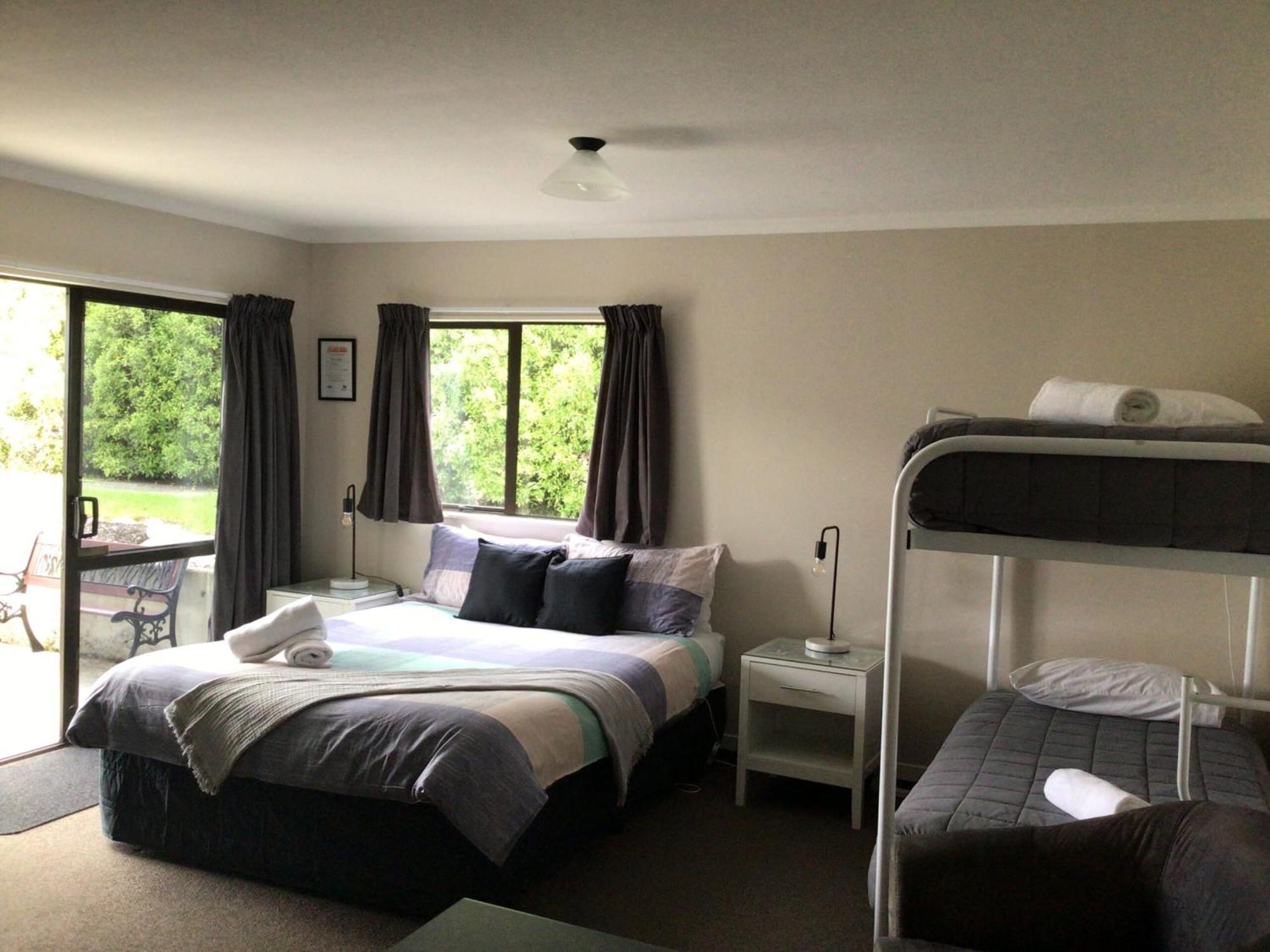 Fiordland Great Views Holiday Park Te Anau Exterior photo